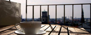 Kaffe på altan med udsigt